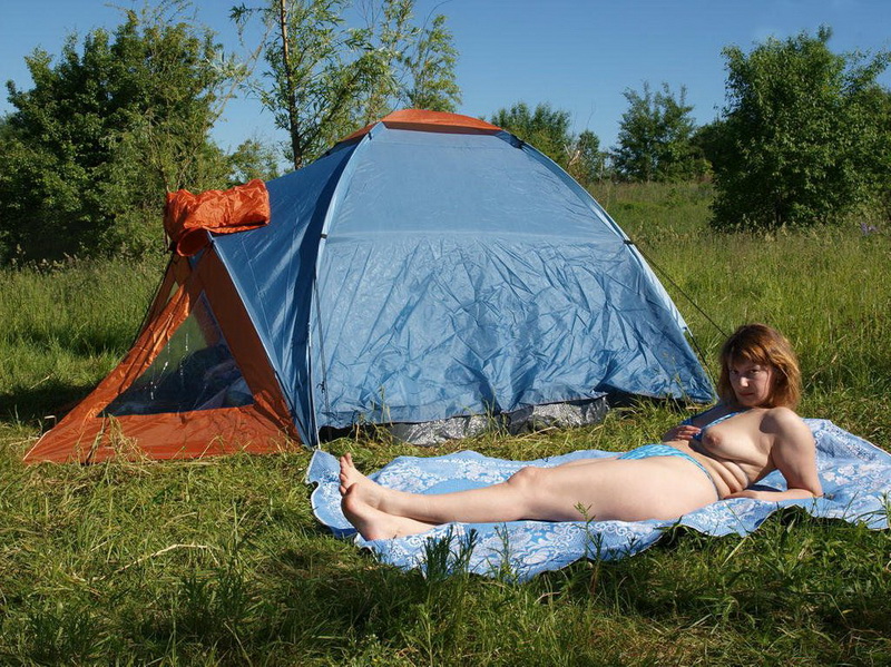 сиськи возле палатки, домашнее фото