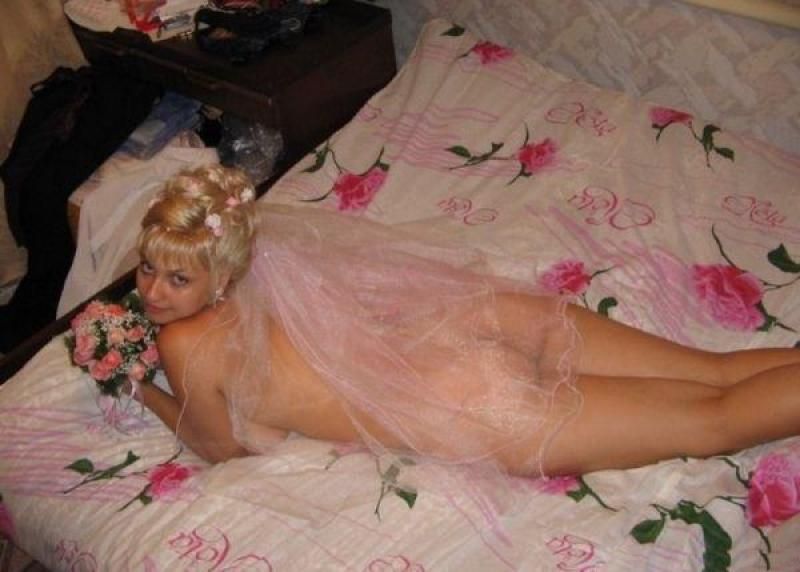 голая невеста на постели, домашнее эротическое фото