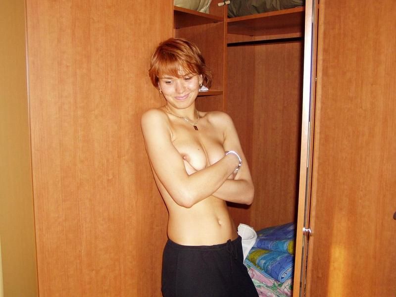 девушка топлес у шкафа, домашнее эротическое фото