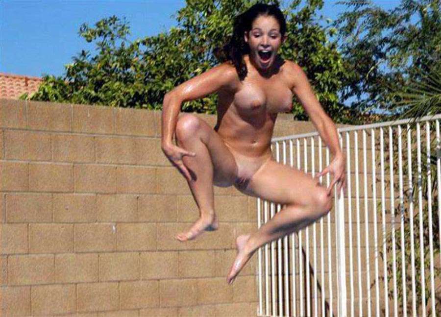 прыжок сисястой девушки в бассейн, интимное фото девушки