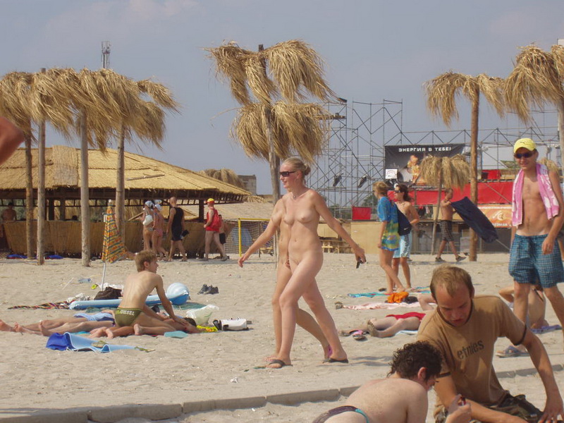 половозрелая голая женщина фотографировалась обнаженной везде фото