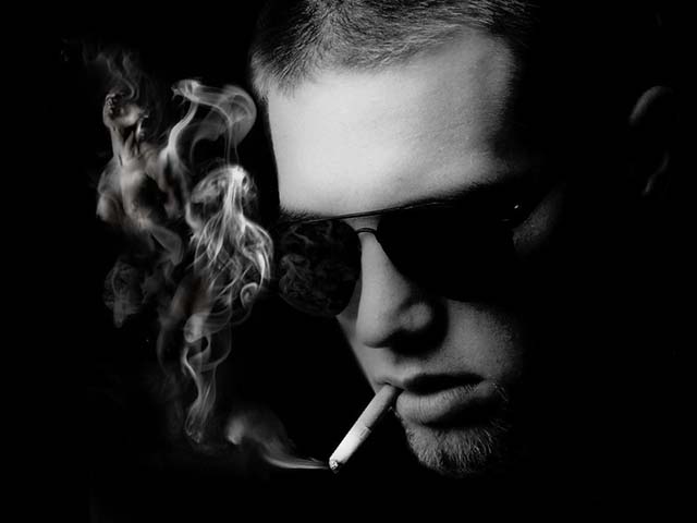 Лицо курильщика, фото красивого мужчины