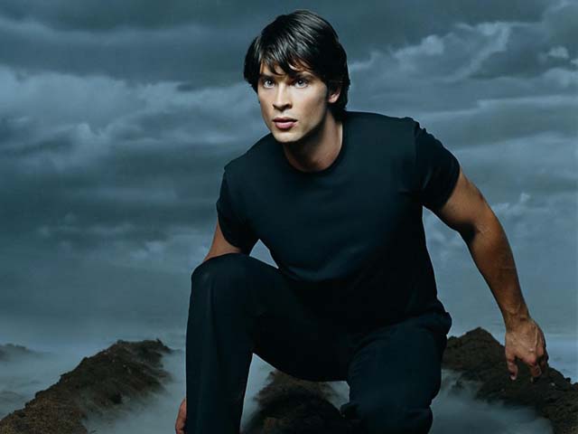 Красавец в джинсах и рубашке на фоне гор, фото красивого мужчины