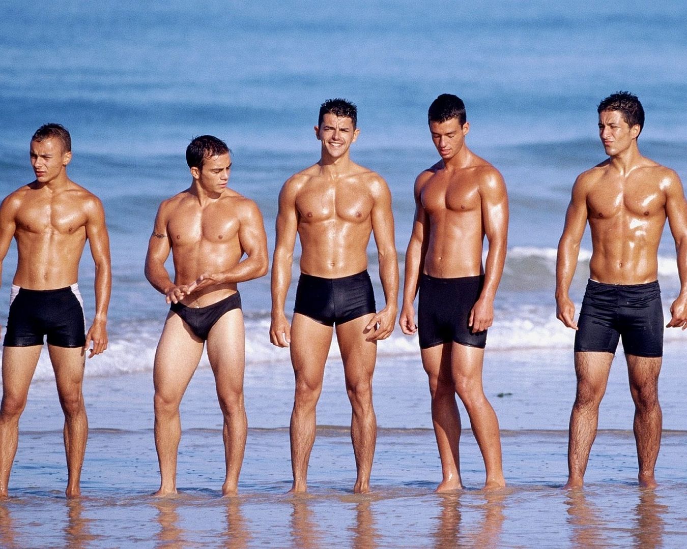 пятеро мокрых парней в трусах вылезли из моря, фото красивого мужчины