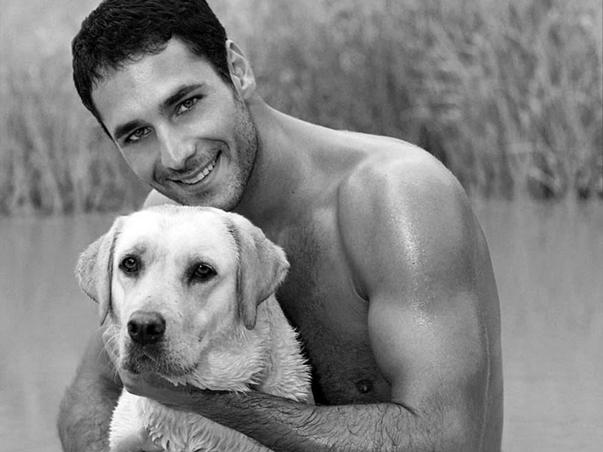 небритый мужчина с собакой на руках, фото красивого мужчины