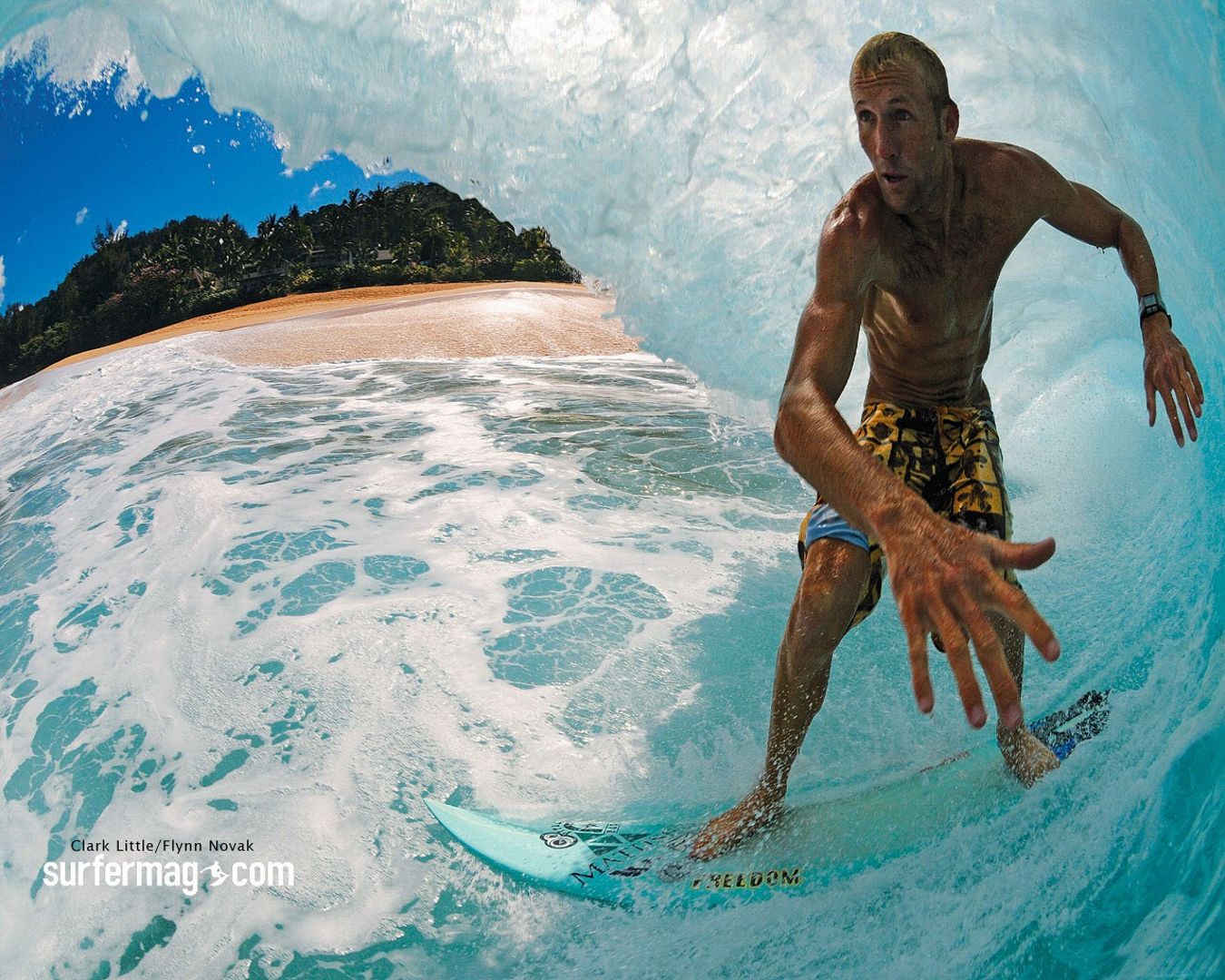 лысеватый мужчина на доске для серфинга под набегающей волной, фото красивого мужчины