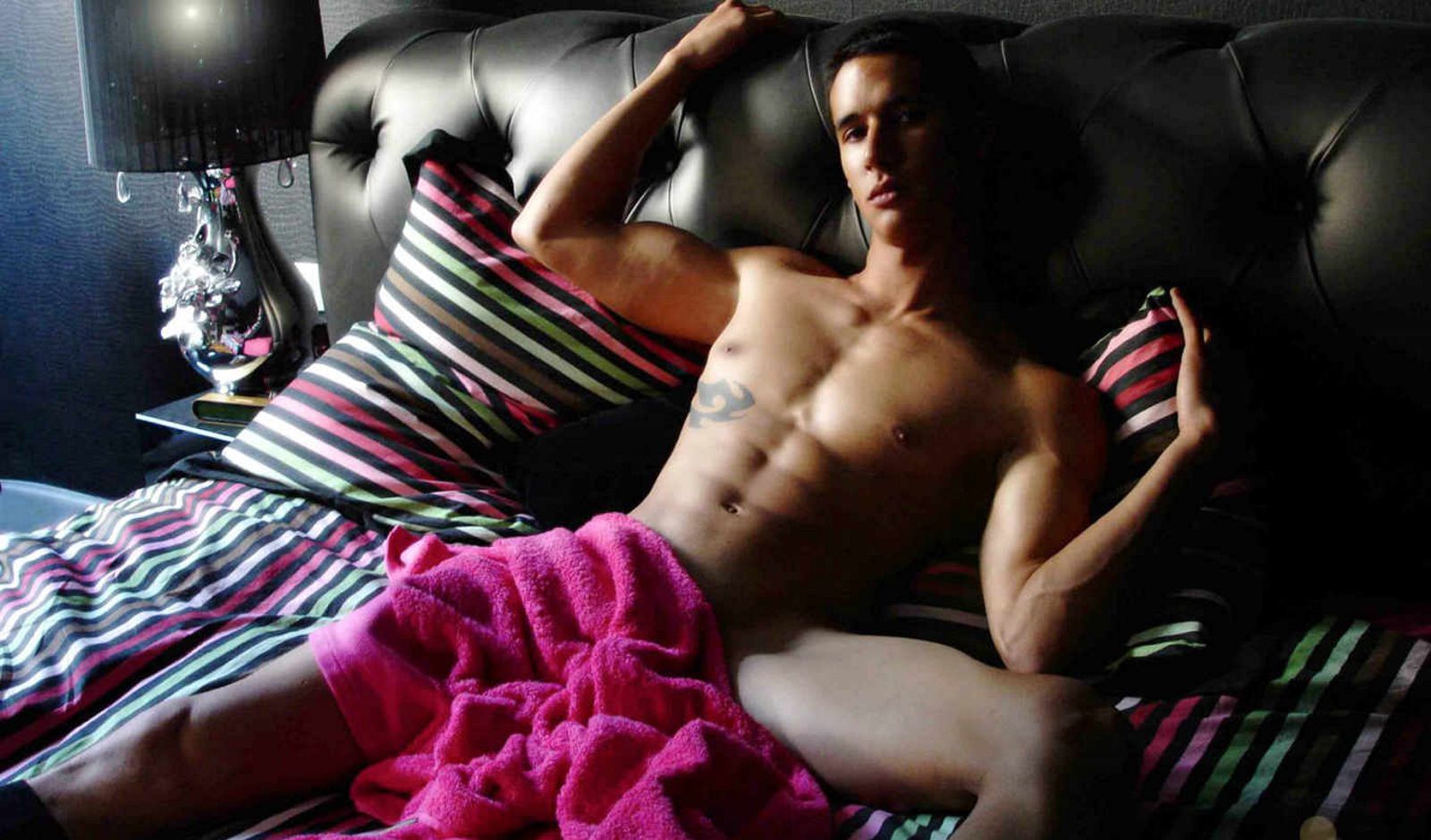 парень валяется на диване прикрыв полотенцем гениталии, фото красивого мужчины