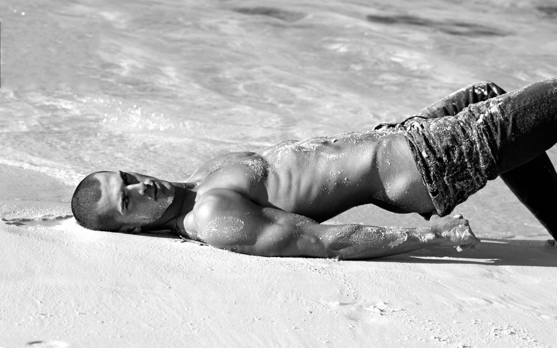 красивый парень с голым торсом извалялся в песке, фото красивого мужчины