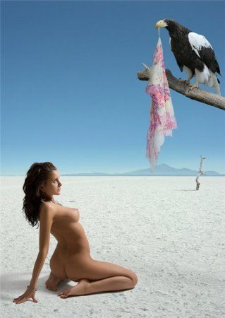 Голая женщина в пустыне. эротическая картинка прикол