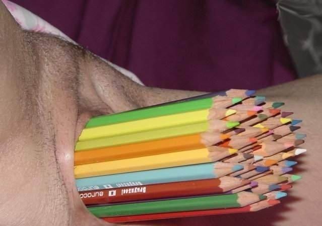 пачка карандашей плотно набита в женскую письку, фетиш порно фото
