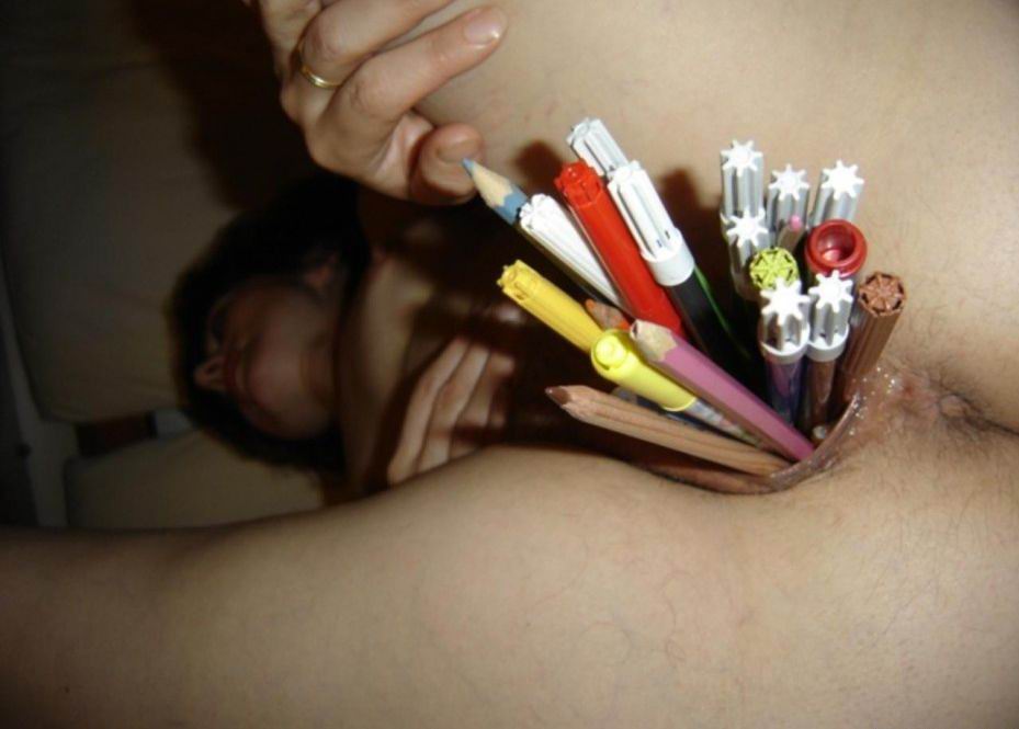 пачка карандашей и фломастеров внутри вагины зрелой женщины , фетиш порно фото