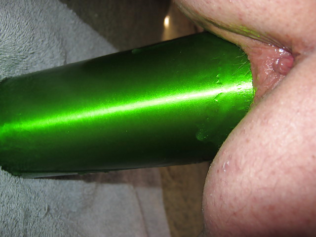 сморщенный анус во время введения бутылки во влагалище , фетиш порно фото