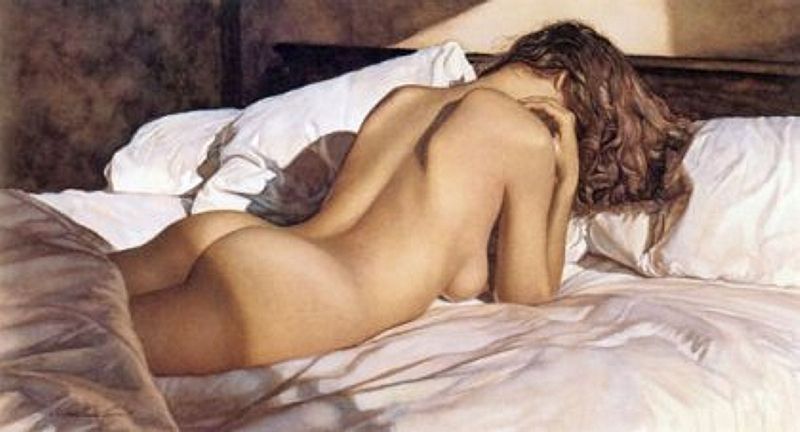 девушка уткнулась лицом в подушки выставив наружу свою голую попку, картинка эротической живописи