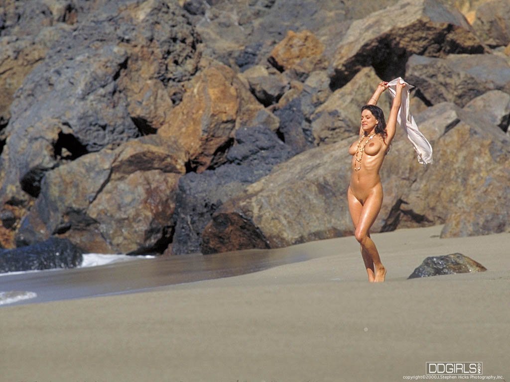 худенькая голенькая девушка с бусами на пляже, обои фото красивой голой девушки