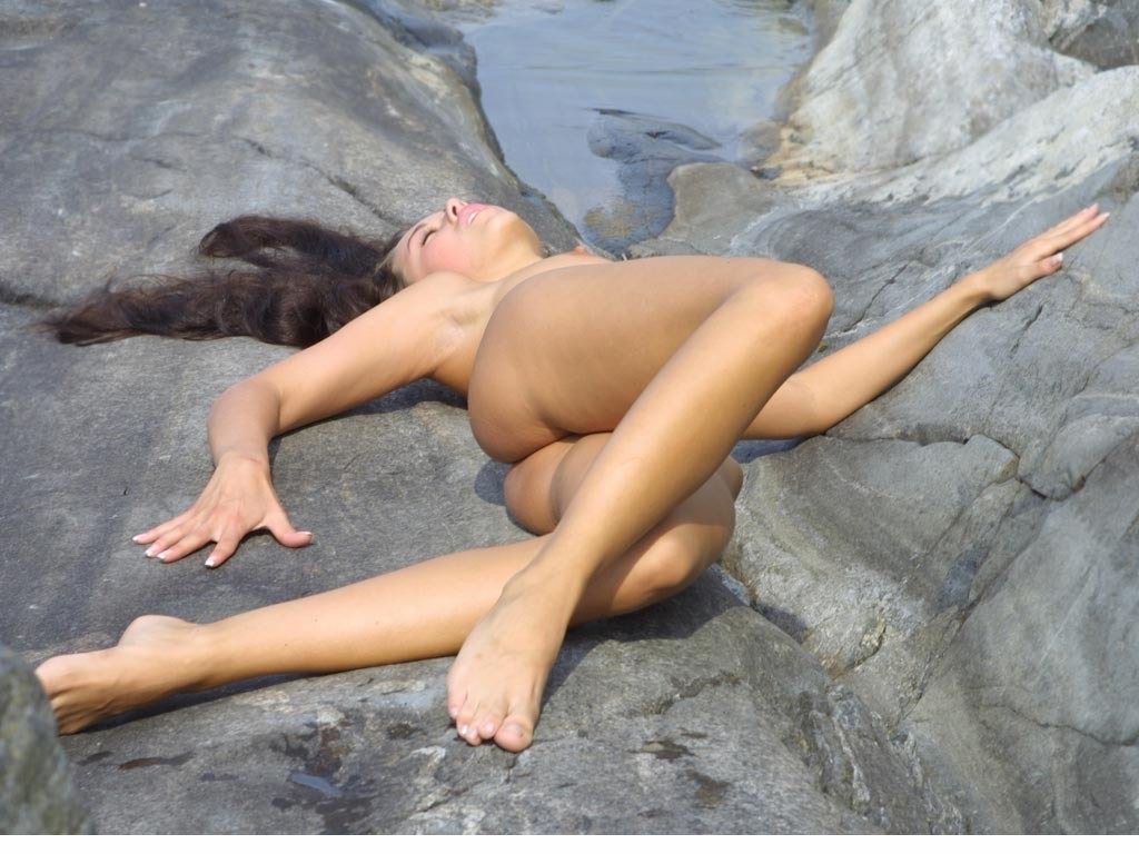 голая девушка с целлюлитом на скалах, фото