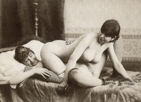 две жирных лесбиянки в голом виде в позе секса 69, ретро девушки обои на рабочий стол 01