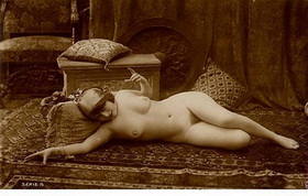 голая гладкая женщина лежит на коврах среди подушек, ретро девушки обои на рабочий стол 06