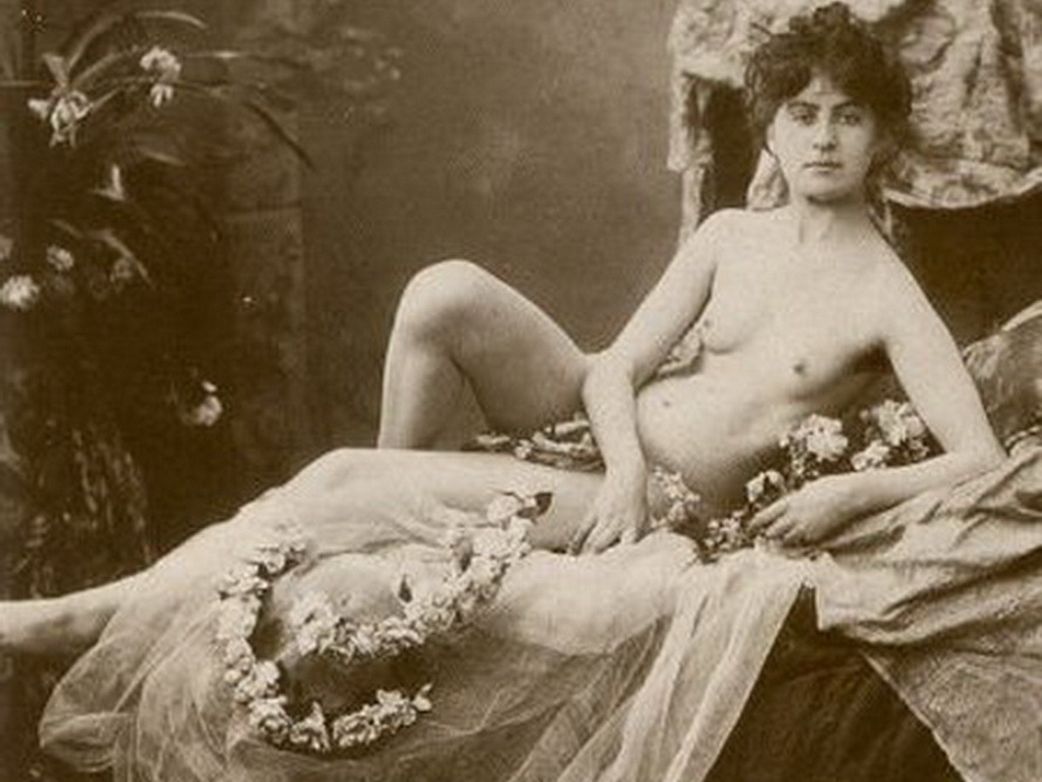 голая женщина за 30 с очень маленькой грудью полулежит на кровати вся в цветах, обои девушки ретро фото