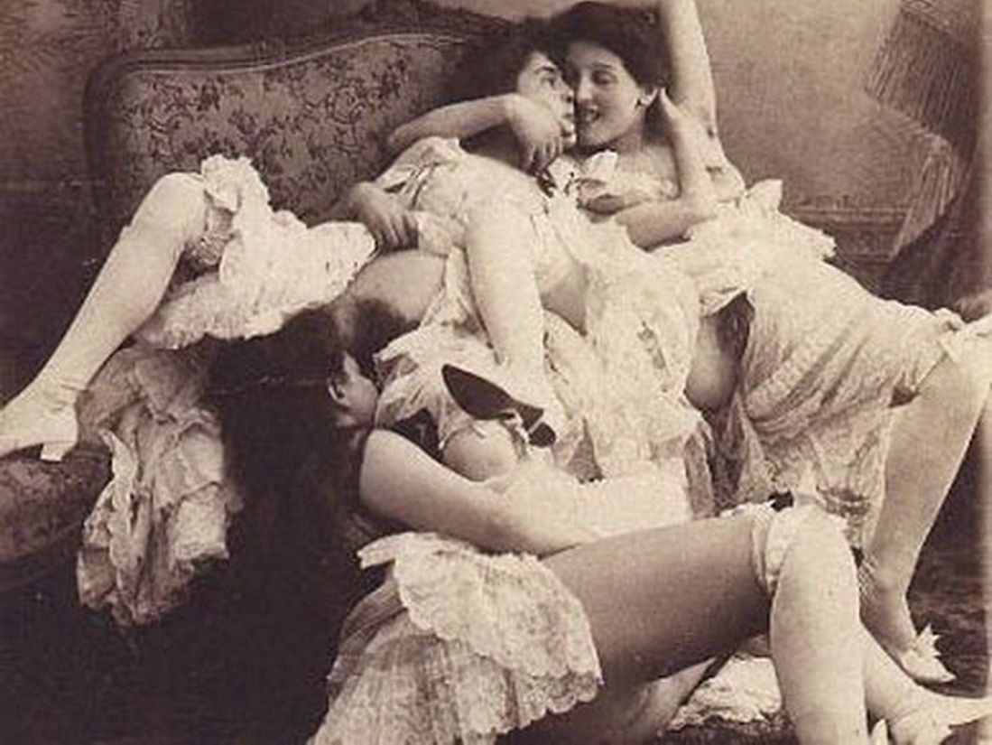 три толстых волосатых лебиянки развлекаются на диване, обои девушки ретро фото