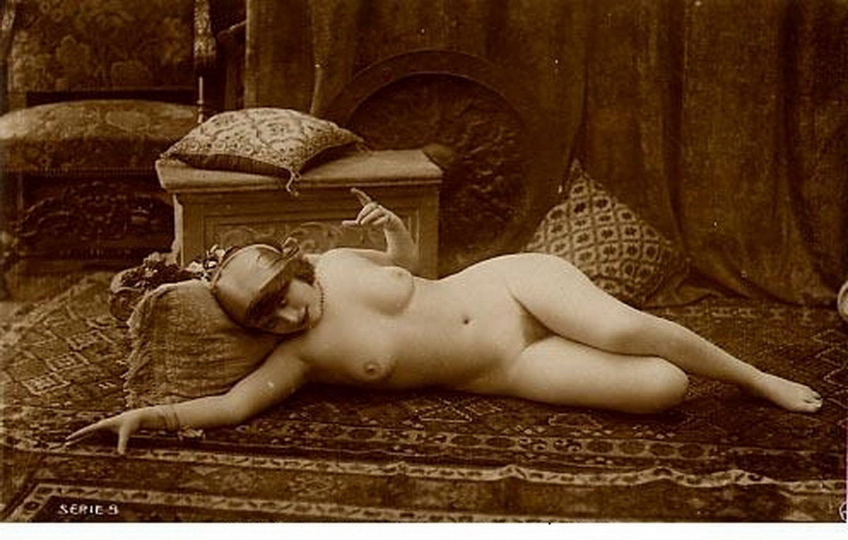 голая гладкая женщина лежит на коврах среди подушек, обои девушки ретро фото