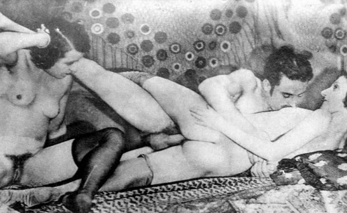 голая женщина внимательно смотрит, как мужчина засовывает пенис в волосатую вульву ее подруги, обои девушки ретро фото