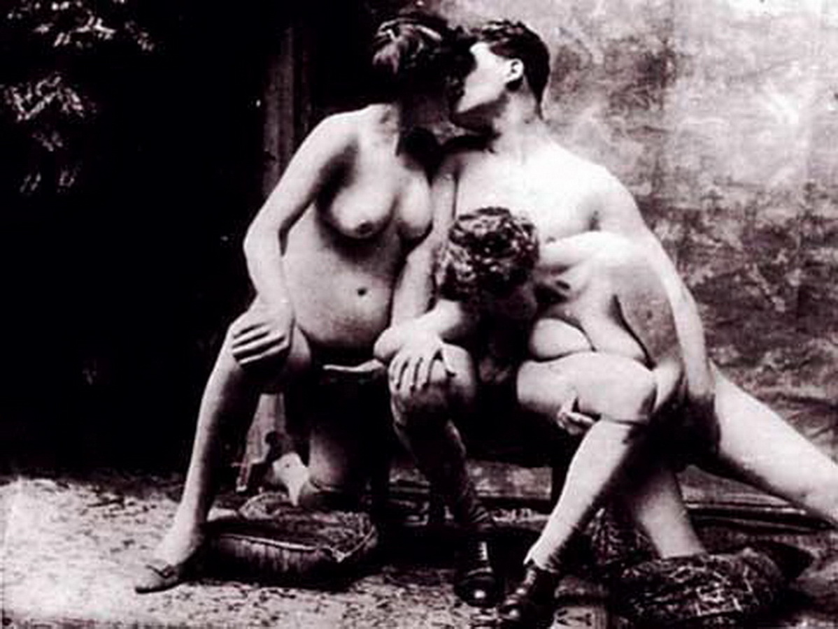 мужчина рукой залез в промежность толстой голой женщины которая сосет его член, целуясь с другой жирной дамой, обои девушки ретро фото