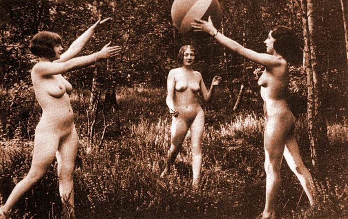 три голых волосатых девушки играют в мяч в лесу.  заставка на рабочий стол торрент, обои девушки ретро фото
