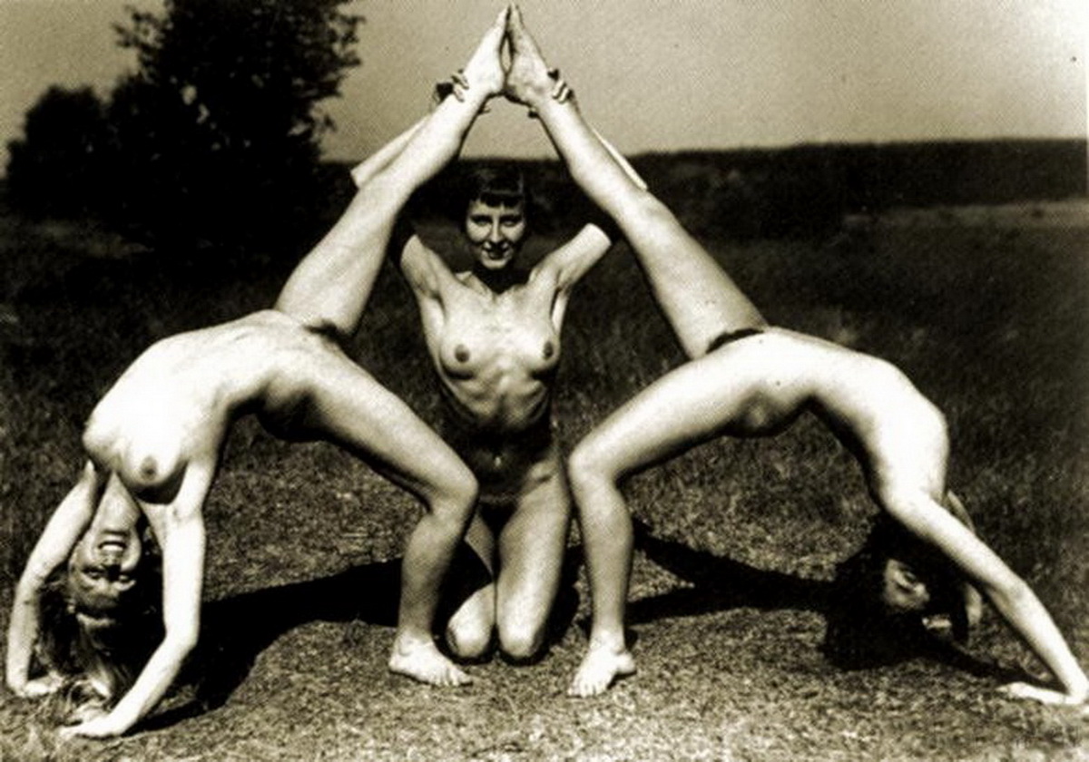 три голых девушки с волосатыми вагинами делают гимнастическую пирамиду, обои девушки ретро фото