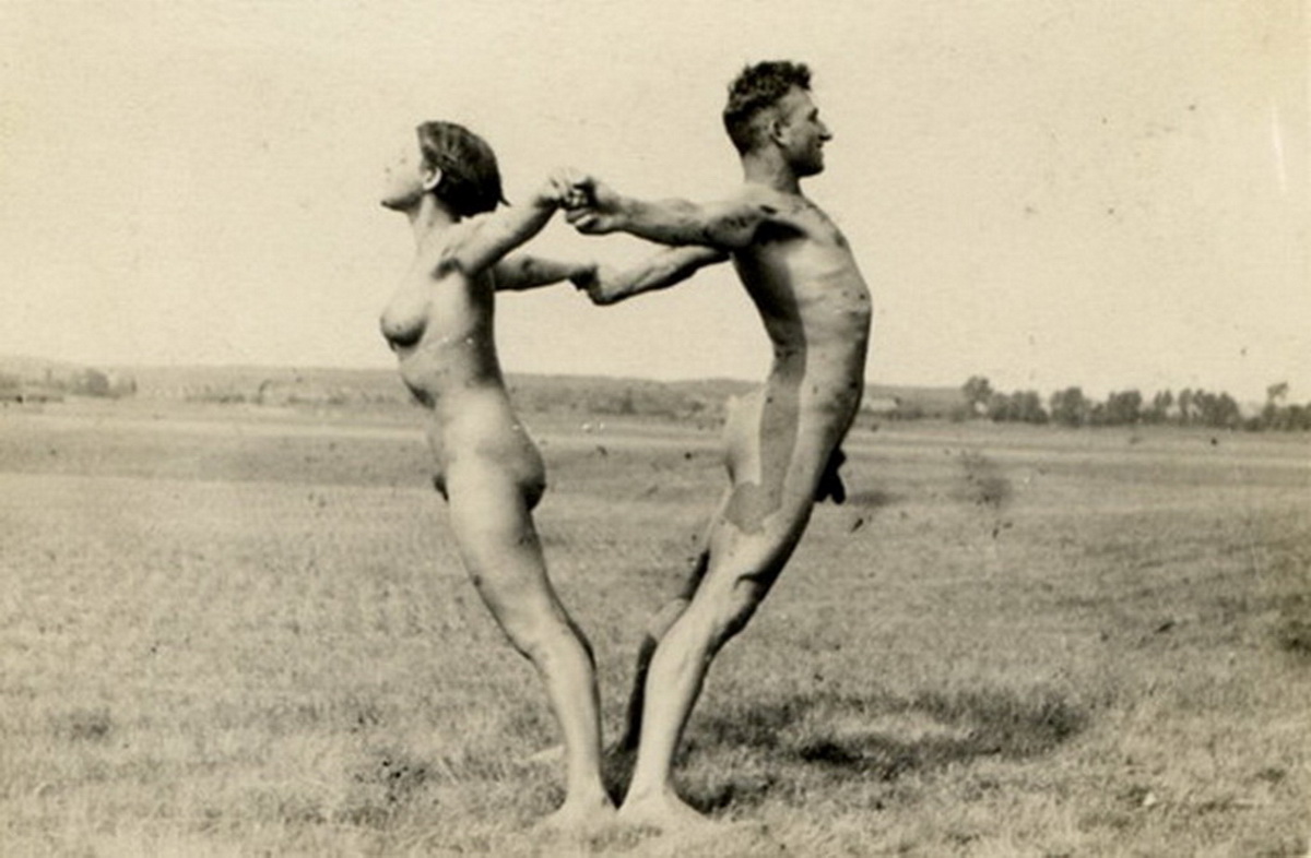 голые мужчина и женщина делают гимнастическое упражнение на природе, обои девушки ретро фото