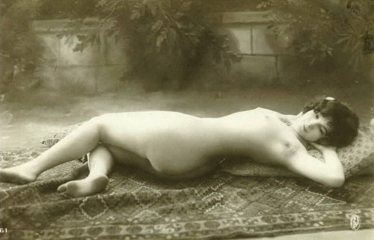 красивая девушка с толстой попкой голышом лежит на покрывале в саду, обои девушки ретро фото
