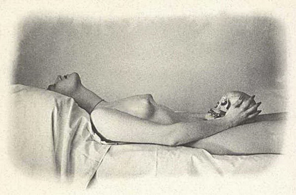 голая женщина лежит в кровати держа череп на своем лобке, обои девушки ретро фото