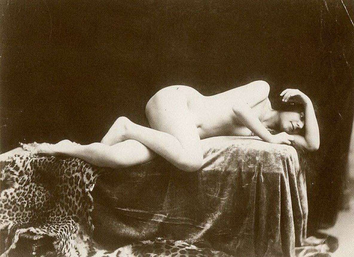 голая угловатая женщина лежит на кровати свесив ноги, обои девушки ретро фото