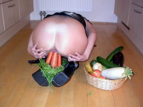 Мастурбация овощами. Четыре морковки во влагалище, женская мастурбация фото 011