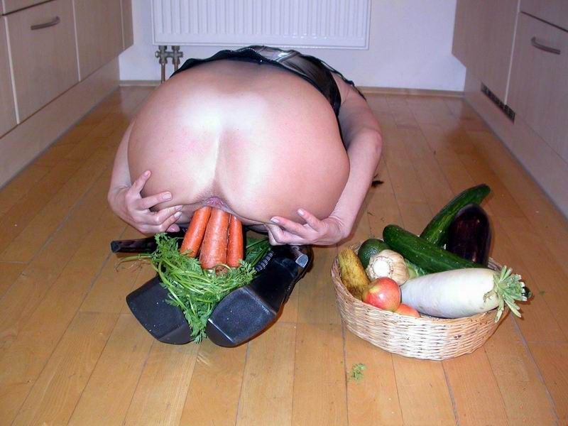 Мастурбация овощами. Четыре морковки во влагалище. порно фото женской мастурбации
