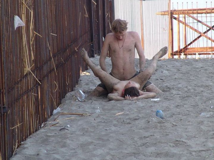 случай на пляже, парень трахает толстую телку, эротическое любительское фото