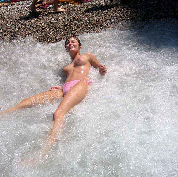 моя жена топлесс на волнах, эротическое любительское фото