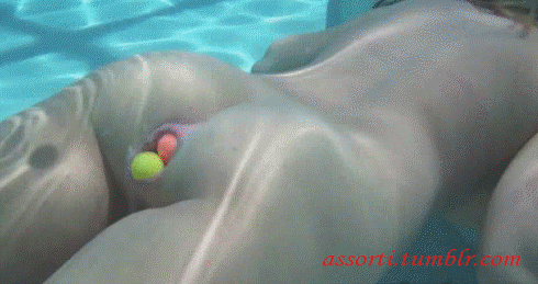пузырьки. цветные шарики вырываются под водой из ануса девушки, порно гиф