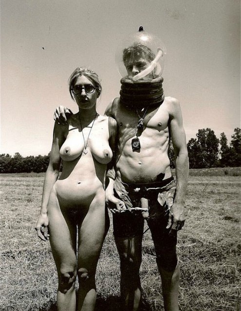 голая женщина в очках держит пинцетом член мужчины наряженного под инопланетянина, картинка порно прикол
