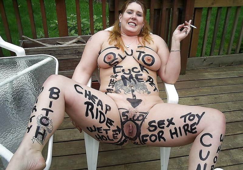 толстая голая тетка с надписями по всему телу развалилась в кресле, картинка порно прикол