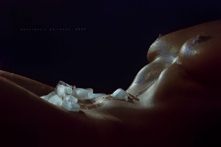 кубики льда тающие на груди и животе обнаженной красотки, картинка порно прикол