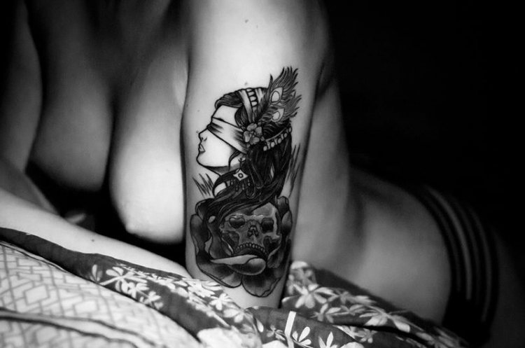 татуировка на женском плече в виде женщины с завязанными глазами, картинка порно прикол