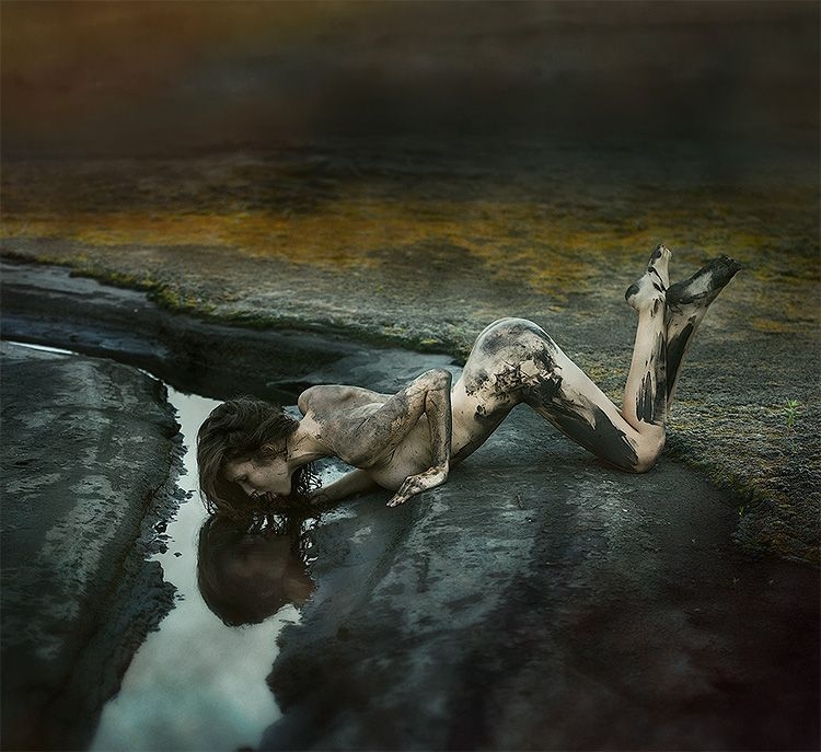 голая девушка перемазанная глиной пьет из ручья лежа на животе, картинка порно прикол