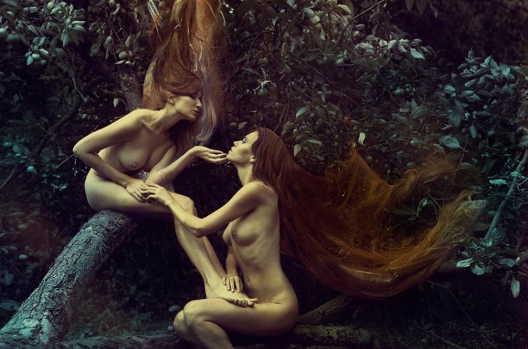 лесбийские нежности двух длинноволосых девушек на ветвях дерева, картинка порно прикол