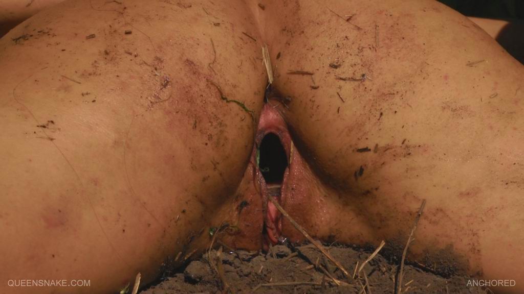 изнасилованная женщина лежит в грязи с пластиковым стаканом во влагалище, порно фото бдсм насилия