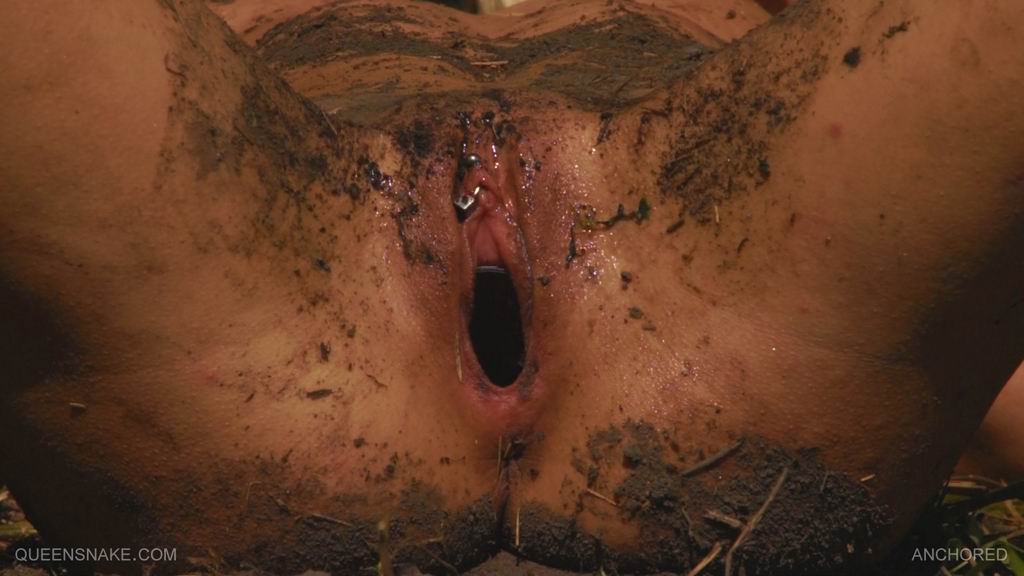 грязная попа натянутой женщины с засунутым во влагалище пластиковым стаканом, порно фото бдсм насилия