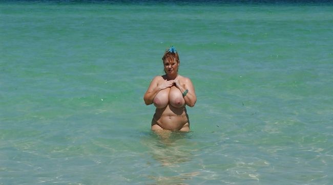 любительская эротика с грудастой женой в море во время отпуска, большая грудь фото