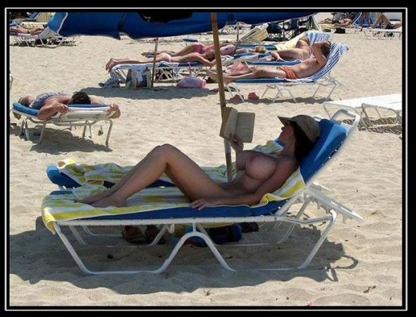 девушка с очень большой грудью загорает топлесс на пляже, большая грудь фото