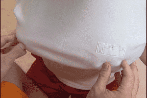 анимационная картинка, мужчина шиплет женские соски прямо через майку, гиф с сиськами