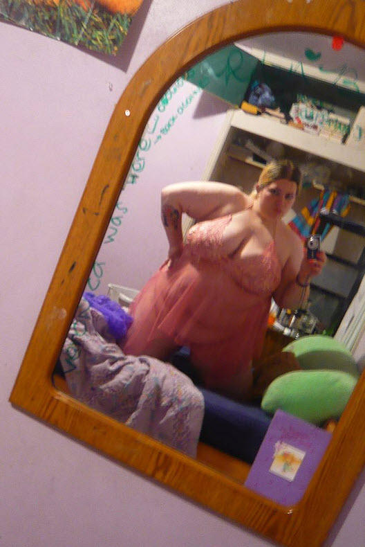 очень толстая женщина с большими сиськами фотографирует себя в зеркале, эротика сисек фото