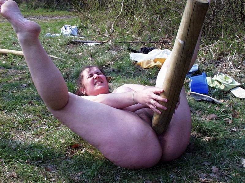 толстая баба засовывает во влагалище деревянный кол, домашнее порно фото мастурбации